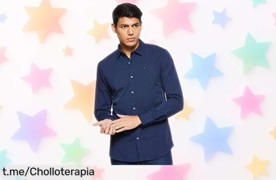 Camisa Tommy Jeans Tjm Original stretch en azul con logo bordado y botones únicos, un super chollo rebajado que no puedes dejar escapar ¡pilla la tuya antes de que desaparezcan!