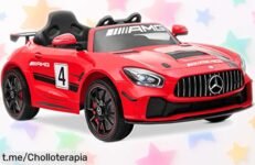 Coche eléctrico para niños Playkin Mercedes GT4 rojo con mando parental y batería potente precio rebajado con este super chollo la diversión y seguridad al volante están a tu alcance no pierdas esta oportunidad única ¡corre que vuelan!