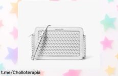 Descubre el elegante bolso Michael Kors 35T5STTC3Y en blanco optic, rebajado a un precio irresistible. Este super chollo es tu oportunidad para llevar todo lo que necesitas con estilo y destacar donde vayas. ¡No dejes pasar esta caída de precio! Consíguelo antes de que se agote.