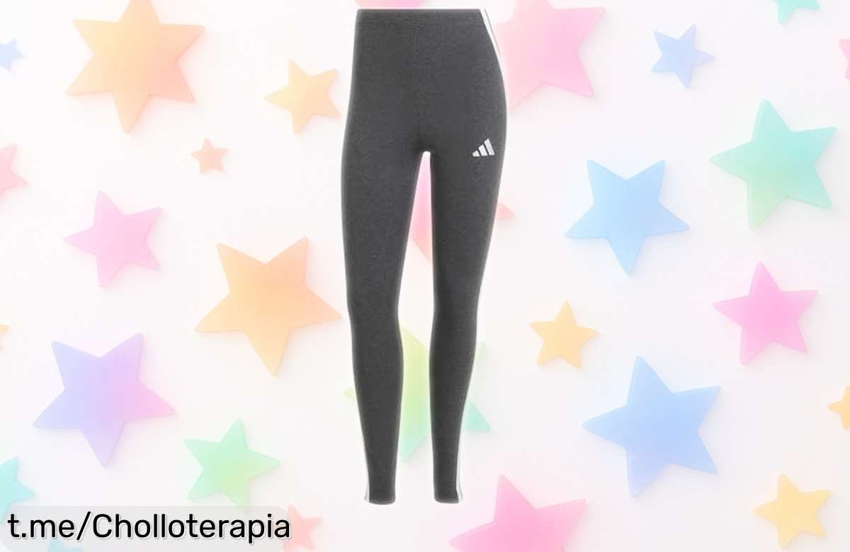 Leggings adidas Essentials 3Stripes para mujer gris oscuro, ajuste perfecto que realza tu figura y precio rebajado de locura ¡Corre que vuelan estas unidades limitadas! Consigue ya este super chollo antes de que desaparezca.