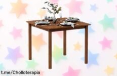 Mesa cuadrada Furinno Tioman en madera natural, ideal para tu patio y con precio rebajado: ¡haz de tus reuniones un momento inolvidable con este chollo ya!