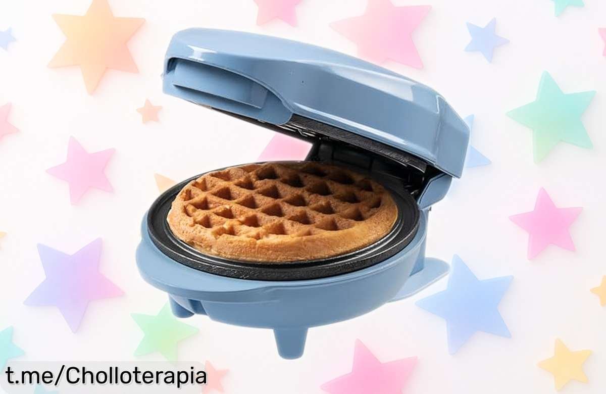 Mini gofrera Bestron azul con potencia de 550W y recubrimiento antiadherente, a un precio rebajado de locura que no durará mucho ¡Perfecta para tus fiestas o desayunos! Aprovecha este súper chollo antes de que desaparezca.