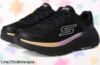 Tenis súper livianos Skechers MAX Cushioning Endeavour Canova para mujer Negro/Rosa, ¡precio rebajado brutal! Siente la energía en cada pisada con esta oferta limitada que vuela. No dejes pasar el chollazo y renueva tu paso ya mismo.