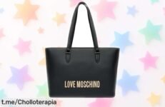 Descubre el bolso elegante Love Moschino negro con detalles dorados a un precio rebajado irresistible. ¡Corre que vuelan y añade estilo único a tu vida!