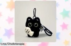 Llavero de gato negro de peluche suave y adorable con precio rebajado, un detallazo que hará sonreír a quien más quieres. ¡No te pierdas esta oferta limitada!