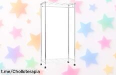 Práctico perchero con estantes Amazon Basics en cromo, ¡ofertón que no te puedes perder! Corre a por el tuyo y transforma tu espacio antes de que se agoten.