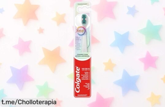Cepillo de dientes Colgate Total que combate la placa y el mal aliento, ¡ahora a precio rebajado! No te pierdas este super chollo para sonreír con confianza.