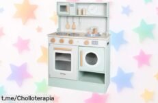 Cocinita infantil de madera WOOMAX con fregadero extensible, un super chollo que hará brillar la imaginación de los peques. ¡No te quedes sin ella y llena sus días de risas!