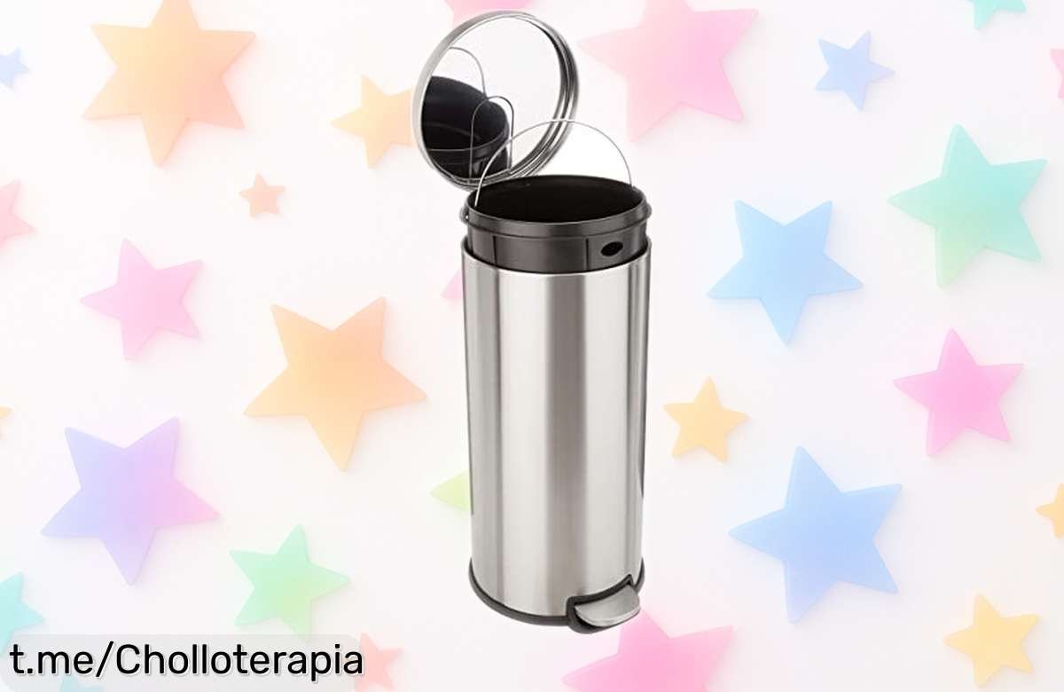 Cubo de basura metálico Amazon Basics, elegante y suave al cerrarse; ¡aprovéchate del súper chollo y transforma tu rincón en un lugar más práctico sin esperar!