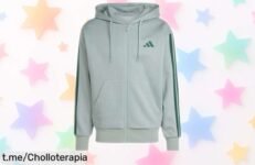 Impresionante sudadera con cremallera adidas Essential Three Stripes para hombre, ahora a un precio rebajado que te dejará sin palabras. ¡Hazla tuya antes de que vuela!
