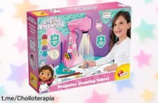 Proyector LED Gabby's Dollhouse para dibujar, ¡súper chollo con 4 discos y bolígrafos! Aprovecha este precio rebajado, la creatividad está a un clic de distancia.