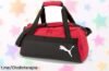 Bolsa deportiva Puma roja con múltiples bolsillos a un precio fragante que no puedes dejar escapar. ¡Lleva tu estilo al siguiente nivel antes de quedarte sin ella!