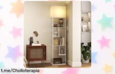 Descubre la increíble lámpara de pie HOMCOM con estantes y mando a distancia, ¡rebaja que no puedes dejar pasar! Ilumina tu hogar al instante, corre antes que se agoten.