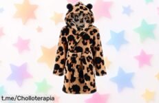 Divertida bata infantil Disney Minnie Mouse con capucha 3D a precio rebajado, ¡un super chollo que hará sonreír a tus peques y no querrán quitársela!