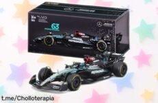 Impresionante maqueta de Mercedes AMG con casco y vitrina oficial, ¡ahora a un precio rebajado! No pierdas la oportunidad de lucir esta joya en casa.