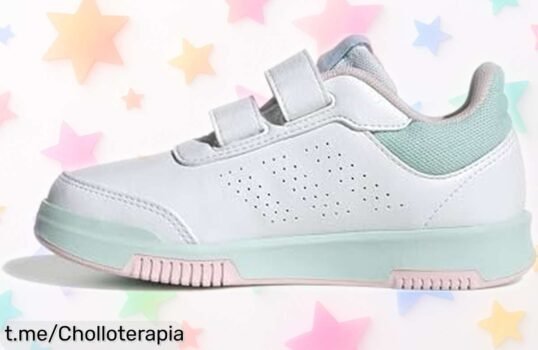 Zapatillas unisex adidas Tensaur con diseño resistente, ¡rebajadas en un súper chollo que vuela! No te quedes sin las tuyas y siente la felicidad de caminar con estilo.