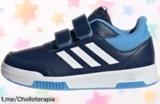 Zapatillas unisex adidas con diseño clásico, perfectas para que tus peques corran felices. ¡Aprovecha este super chollo y renueva su estilo ya!
