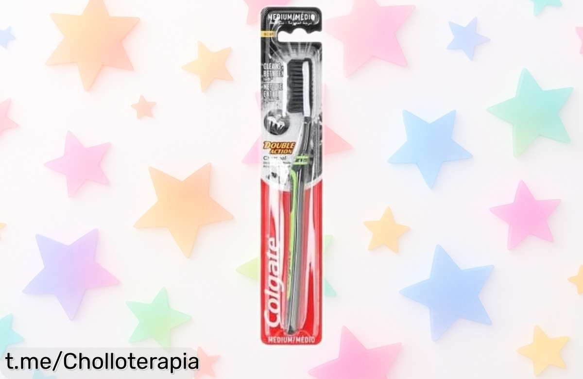 Cepillo de dientes Colgate Medium carbón de doble acción: precio rebajado para lograr la sonrisa que mereces, ¡aprovecha esta oferta fugaz antes de quedarte sin el tuyo!