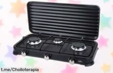 Cocina de gas portátil Jata JECG2703 con 3 fuegos y tapa extraíble, ¡precio rebajado que vuela! No te quedes sin la tuya y cocina feliz en cualquier lugar.
