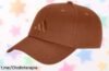 Gorra de algodón adidas en dusky bronze, caída de precio increíble para que la lleves a todas partes y siempre luzcas genial. ¡No te lo puedes perder!