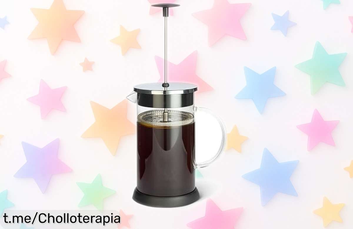 Cafetera francesa Amazon Basics de vidrio resistente que prepara 6 tazas y te regala un café suave, ¡no dejes pasar este ofertón único para disfrutar cada sorbo!
