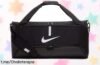 Bolsa de deporte Nike CU8090010 en tamaño ideal y con un ofertón que no podrás dejar escapar, ¡llévala a cualquier lugar manteniendo tu estilo!