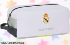 Bolsa mediana Real Madrid 25/26 para tus zapatillas y lo que necesites, un ofertón súper resistente que te hará llevarlo todo a la perfección. ¡No dejes pasar esta oportunidad!