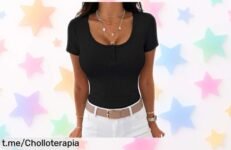 Camiseta ajustada con cuello en V y botones que abraza tu figura, precio de ganga para brillar a diario y sentirte genial. ¡No te quedes sin la tuya!