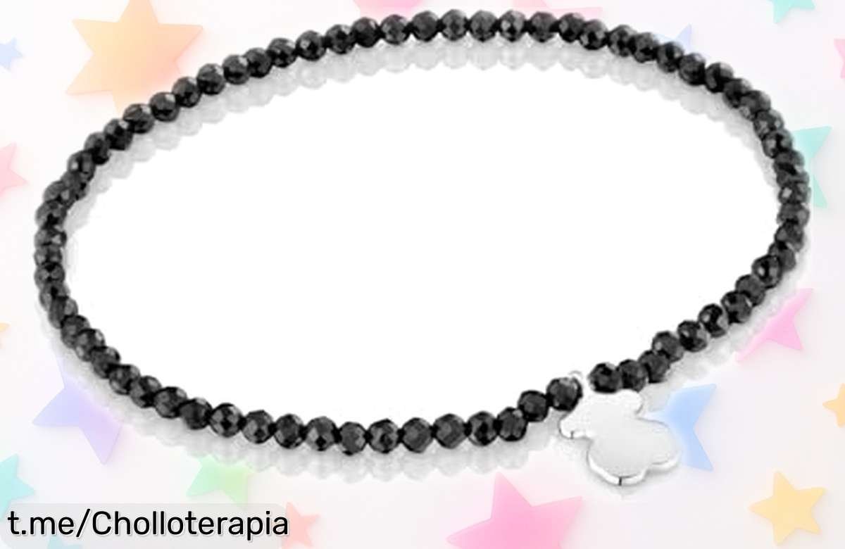 Descubre la pulsera elástica TOUS con bolas facetadas y su encantador osito en plata 925, un ofertón brillante que no podrás dejar pasar para sorprender o mimarte ya.