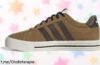Zapatillas adidas Daily 4.0, ¡un chollo que tus pies activos adoran! Con puntera reforzada y cierre de cordones, aprovecha esta oferta y mueve con estilo cada paso.