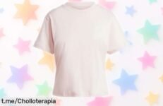 Camiseta de mujer Adidas Essentials con logo pequeño en tejido natural, ¡super oferta para actualizar tu armario y lucir genial sin complicaciones!