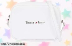 Descubre el bolso bandolera Tommy Jeans TJW CAMERA BAG AW0AW15029: estilo atemporal, seguridad y un precio loco que no querrás dejar escapar. ¡Hazlo tuyo ya!