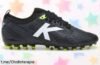 Botas de fútbol Kelme Pulse en negro con tiradas de precio locas. ¡Prepárate para dominar el campo y siente la adrenalina desde tu primer partido!