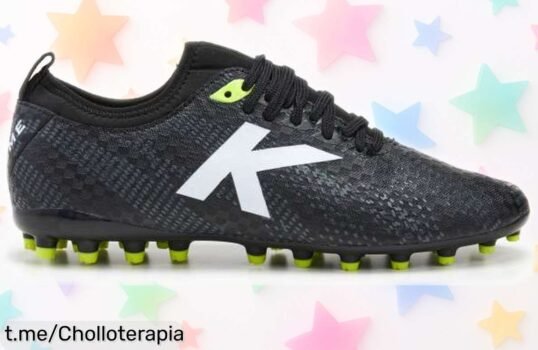 Botas de fútbol Kelme Pulse en negro con tiradas de precio locas. ¡Prepárate para dominar el campo y siente la adrenalina desde tu primer partido!