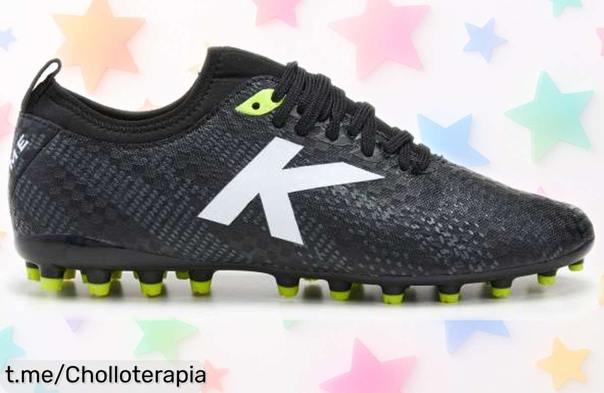 Botas de fútbol Kelme Pulse en negro con tiradas de precio locas. ¡Prepárate para dominar el campo y siente la adrenalina desde tu primer partido!