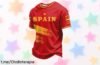 Camiseta fan España Mundial 2026, el básico que no puede faltar para animar cada partido. Aprovéchate de su precio rebajado y llévatelas ya, ¡no te quedes sin las tuyas!