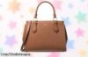Descubre la elegante bolsa de mano Michael Kors Marilyn en cuero, ¡ahora a un precio que no cuadra! Lleva todo sin problemas y siente el estilo con cada uso.