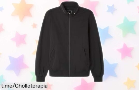 Chaqueta técnica ligera de Springfield con capucha interior a precio tirado: lucirás espectacular sin pasar calor, ¡no dejes escapar esta oportunidad!