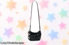 Descubre el bolso bandolera Desigual Half Logo Waverly, un diseño moderno a precio loco que transforma tu look y te acompaña en cada aventura. ¡Consíguelo ya!