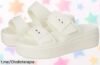 Sandalias Crocs Mujer Brooklyn Buckle Low Wedge a precio loco, tan ligeras que sentirás como si volaras mientras disfrutas de frescura y confort todo el día. ¡No te quedes sin las tuyas!