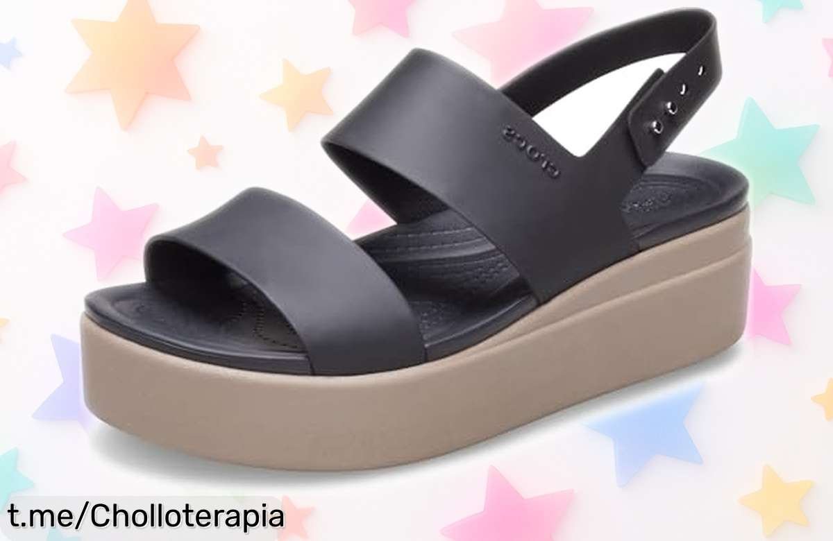 Sandalias Crocs Mujer Brooklyn Low Wedge, el precio que no llega a ser real te hará lucir espectacular y sentirte cómoda todo el día. ¡Consigue las tuyas antes de que se acaben!