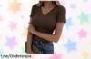 Camiseta de mujer Totatuit con corte entallado en V: renovar tu estilo nunca había sido tan fácil y a un precio loco, ¡hazte ya con la tuya antes que volar!