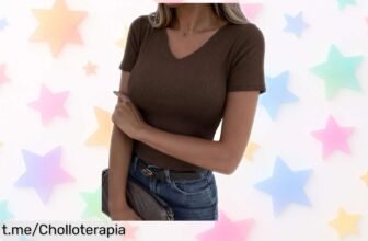 Camiseta de mujer Totatuit con corte entallado en V: renovar tu estilo nunca había sido tan fácil y a un precio loco, ¡hazte ya con la tuya antes que volar!