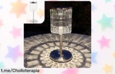 Deslumbrante lámpara solar de mesa Gadgy, ¡rebajada! Da vida a tu jardín con luz cálida y sin cables. Aprovecha este chollo para iluminar tus noches mágicas ya mismo.