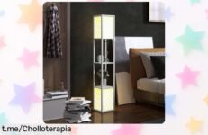 Lámpara de pie HOMCOM con dos estantes, ¡rebajada y lista para iluminar tu salón! Dale ese toque cálido que tanto necesitas antes de que se agote esta oferta imperdible.