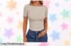 Camiseta Aottori canalé con cuello barco que estiliza y a un precio de ganga, ¡no te la pierdas! Te quedarás sorprendidamente perfecta para cada ocasión.