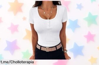 Camiseta ajustada con botones que combina con todo, ¡rebaja increíble! No dejes pasar la oportunidad de llevarte este básico a un precio loco y lucir espectacular en cada ocasión.