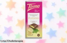 Chocolate con leche Tirma relleno de crema sabor plátano, el capricho cremoso que no te querrás perder por este precio rebajado y delicioso para alegrar tu día.