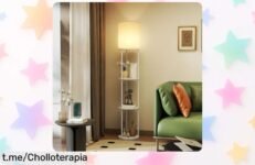 Lámpara de pie HOMCOM con mando a distancia y estantes para adornar tu hogar, ¡descuentos nunca vistos en la forma de iluminar tus espacios!