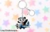 Llavero acrílico de panda piloto con cierre seguro, un regalazo a precio loco que hará volar tu corazón y nunca perderás tus llaves. ¡Consíguelo ya antes de que se agote!